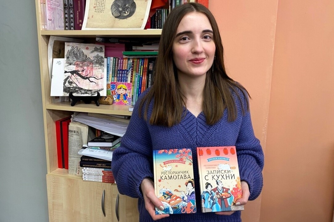 Анастасия Юрьевна Борькина с первыми двумя книгами серии "Ресторанчик Камогава"